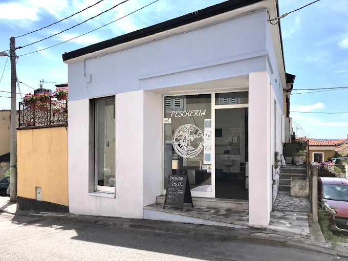 L'ingresso del negozio a Servola